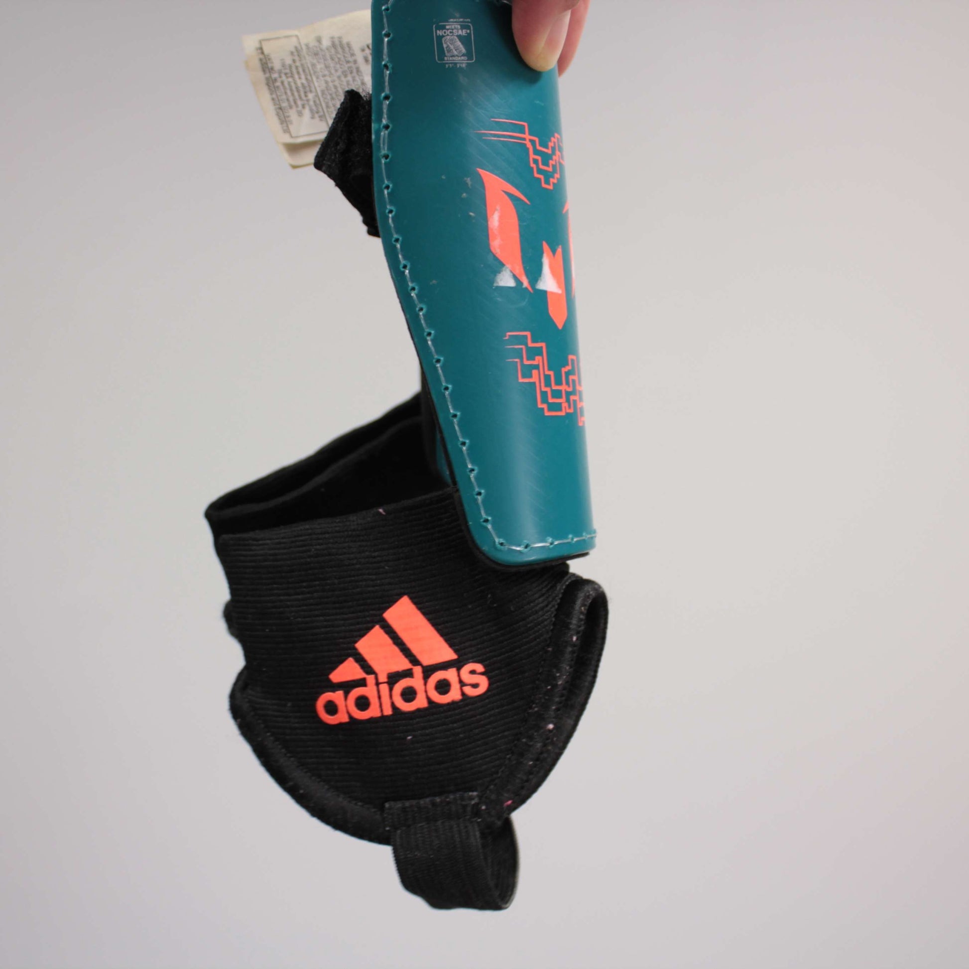second hand Futis säärisuojat, koko EU 27-Adidas